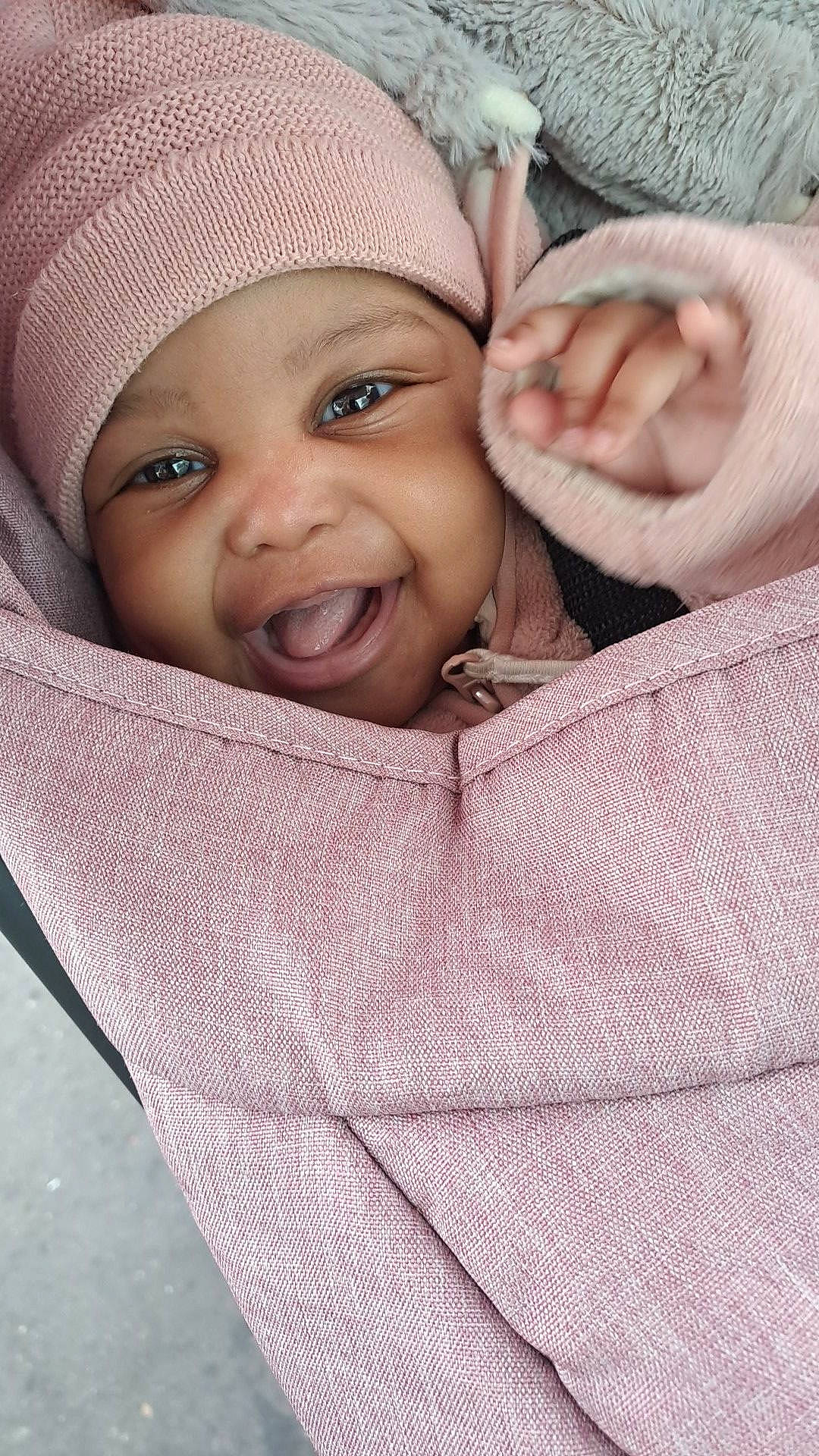 Emy participe au concours pour gagner de l'argent avec cette photo : baby, baby_sleeping, cap, cheek, comfort, eye, face, gesture, happy, headgear, headwear, lip, nose, organ, outerwear, people, person, skin, sleeve, smile