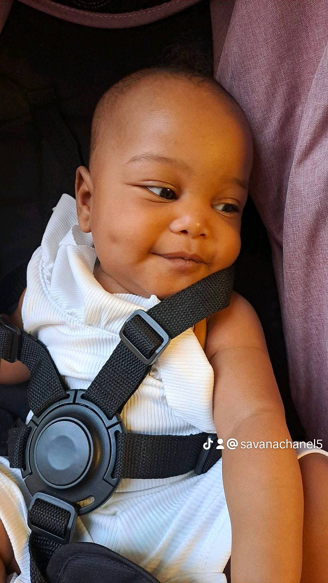 Emy a rejoint le concours — aidez-le/la à gagner de superbes lots ! baby, baby_products, baby_toddler_clothing, black_hair, camera, camera_lens, cameras_optics, comfort, cool, eye, flash_photography, hand, happy, outerwear, person, photographer, reflex_camera, single_lens_reflex_camera, smile, tie