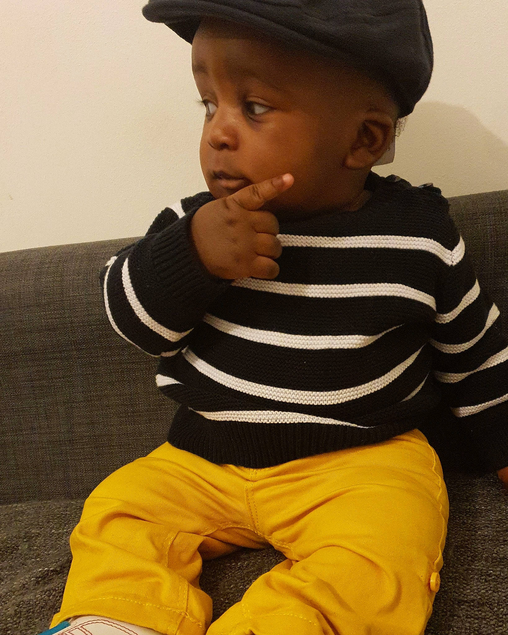 Geoffrey participe au concours pour gagner de l'argent avec cette photo : baby, cap, cheek, child, cool, fashion_accessory, hat, headgear, male, outerwear, person, sitting, sleeve, smile, t_shirt, toddler, yellow