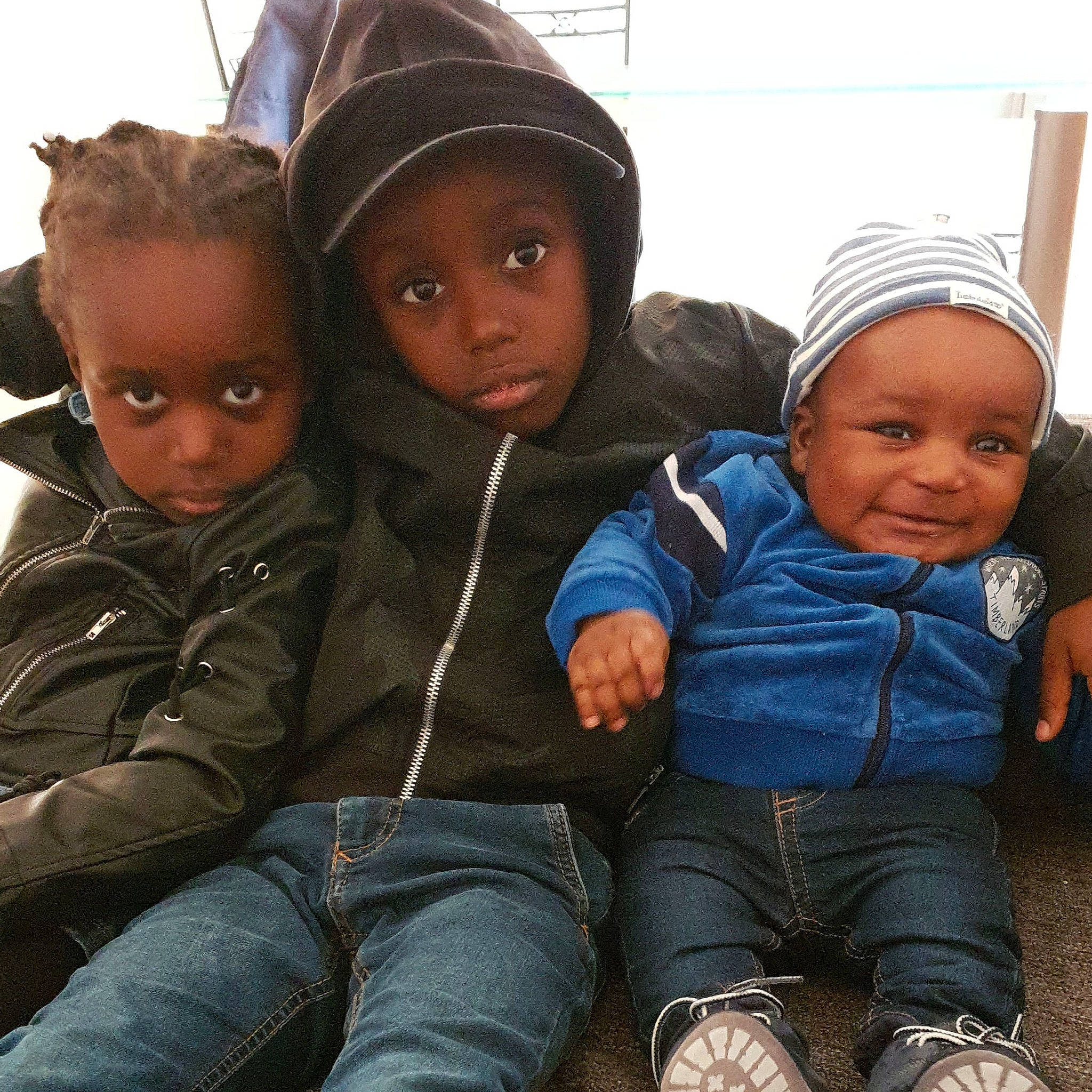 Geoffrey a rejoint le concours — aidez-le/la à gagner de superbes lots ! baby, cheek, child, cool, face, happy, head, headgear, human, jacket, jeans, joint, joy, outerwear, people, person, photography, sibling, sitting, skin