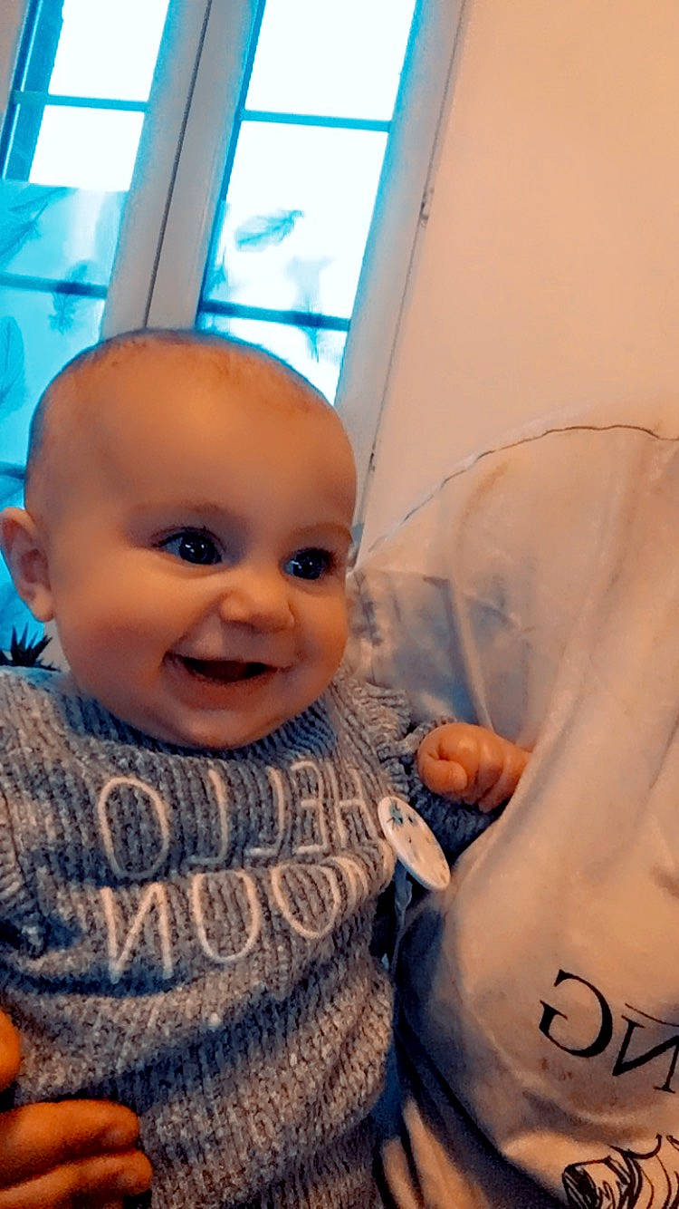 Ylianna participe au concours pour gagner de l'argent avec cette photo : baby, baby_toddler_clothing, blue, cool, elbow, eye, eyebrow, eyelash, flooring, gesture, happy, iris, joy, lip, mouth, nose, person, skin, smile, temporary_tattoo