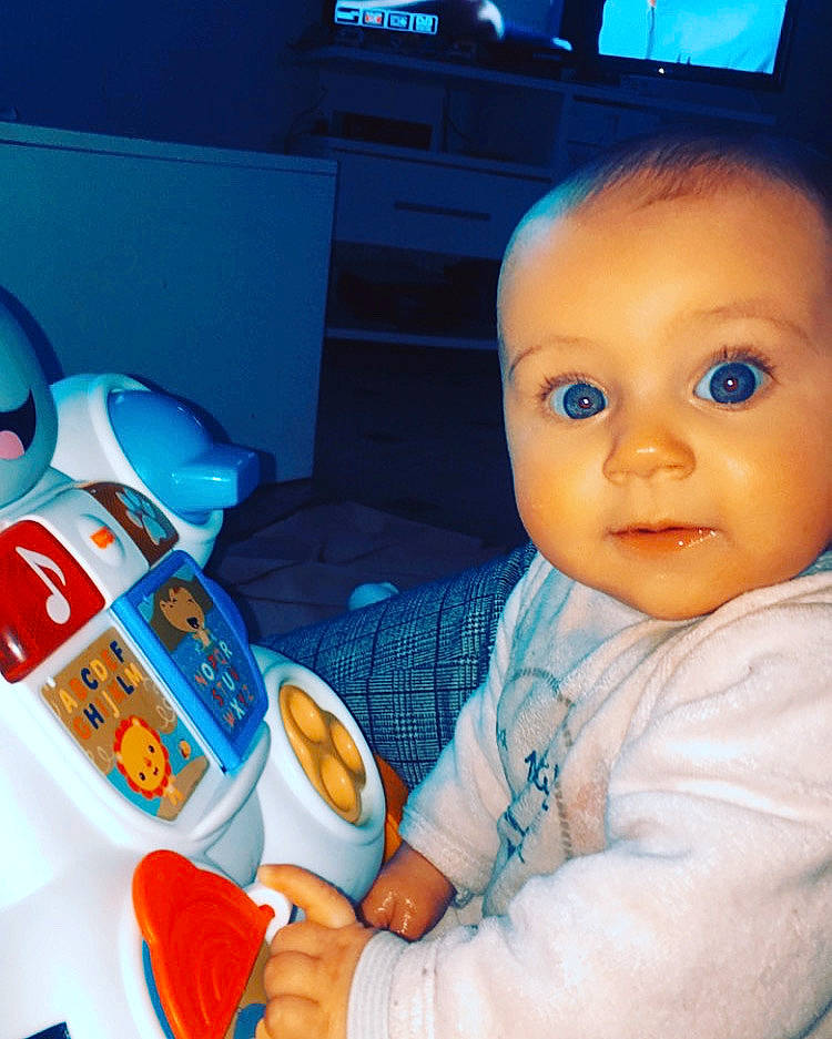 Ylianna participe au concours pour gagner de l'argent avec cette photo : baby, blue, child, cool, doll, drink, electric_blue, finger, fun, iris, junk_food, person, plastic, product, room, selfie, sitting, tableware, television, toddler