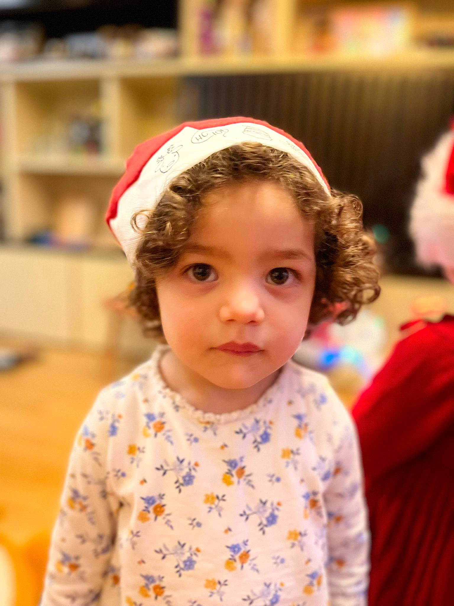 Leane participe au concours pour gagner de l'argent avec cette photo : baby_toddler_clothing, bookcase, cap, cheek, child, ear, eye, eyebrow, facial_expression, fun, happy, head, iris, lip, nose, person, shelf, skin, sleeve, smile