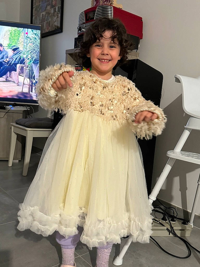 Emilia participe au concours pour gagner de l'argent avec cette photo : child, dress, embellishment, event, fashion_accessory, fashion_design, formal_wear, fur, gown, hair, hairstyle, happy, hat, joy, peach, person, pink, ruffle, sleeve, smile