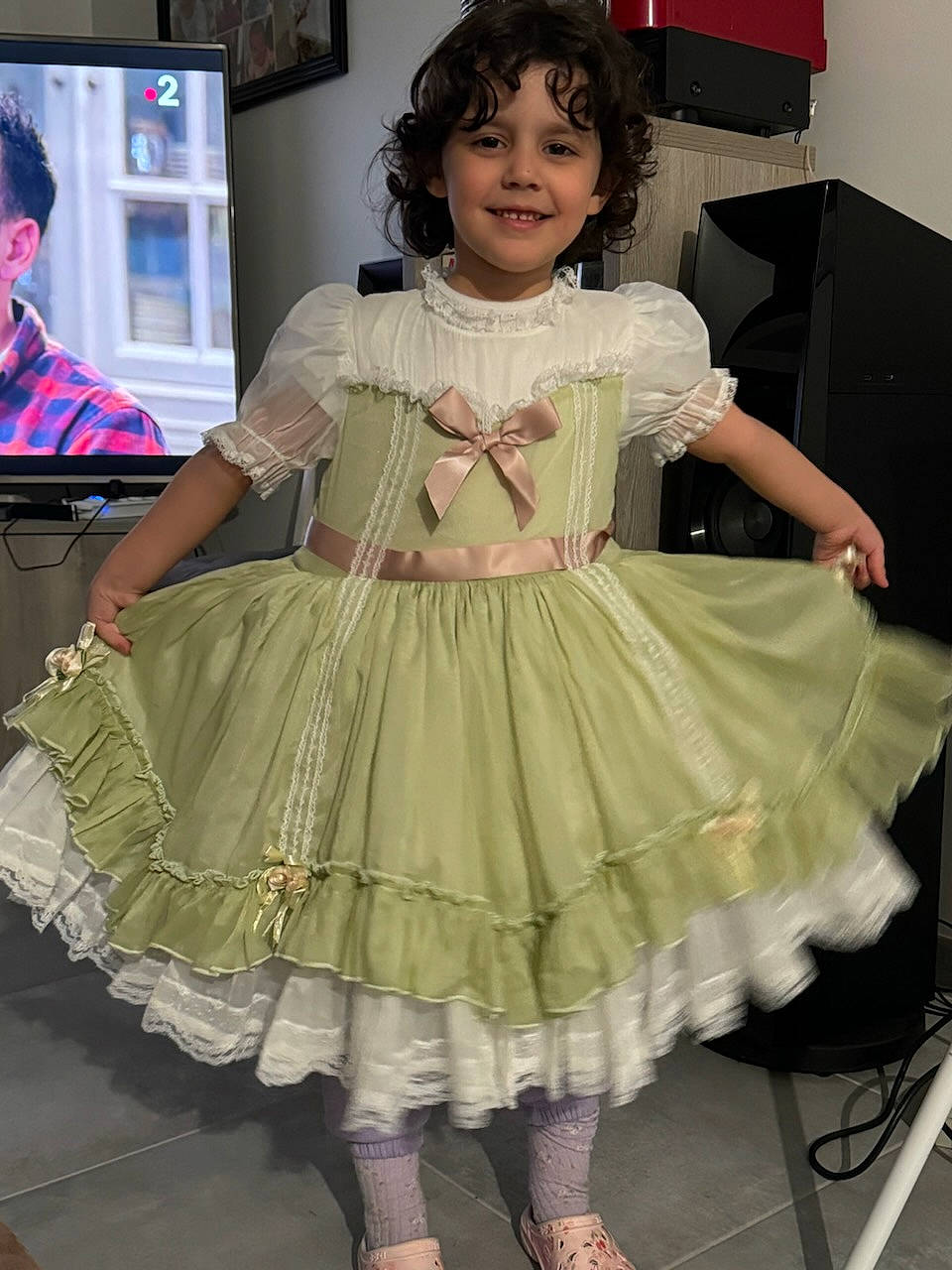 Emilia a rejoint le concours — aidez-le/la à gagner de superbes lots ! beauty, child, day_dress, dress, embellishment, event, fashion, fashion_design, formal_wear, hat, joy, makeover, one_piece_garment, organ, pattern, person, pink, purple, sleeve, smile