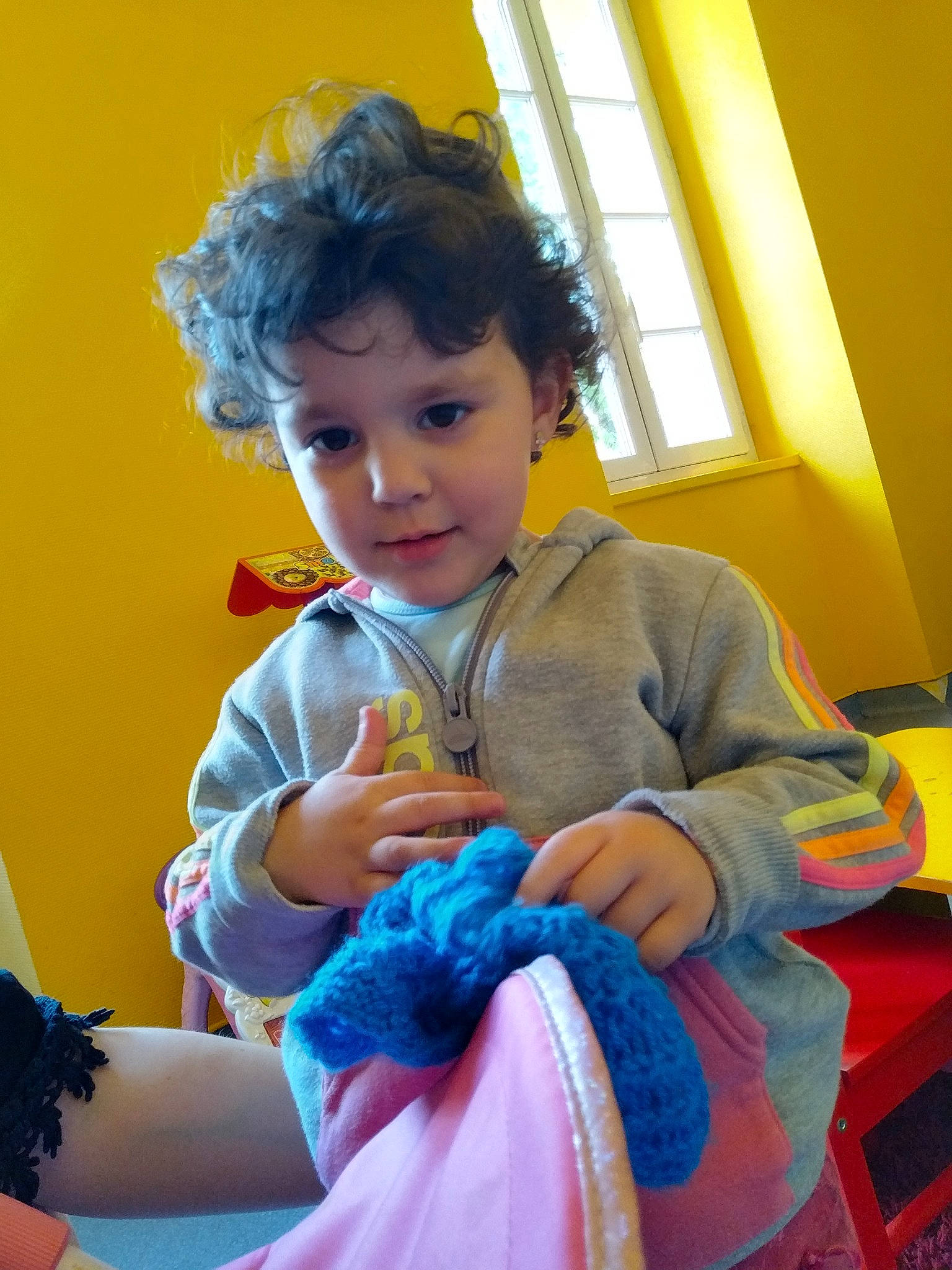 Emilia participe au concours pour gagner de l'argent avec cette photo : azure, baby_toddler_clothing, chair, child, costume, electric_blue, event, fashion_design, fun, hairstyle, happy, leisure, person, play, room, sitting, skin, toddler, window, window_blind