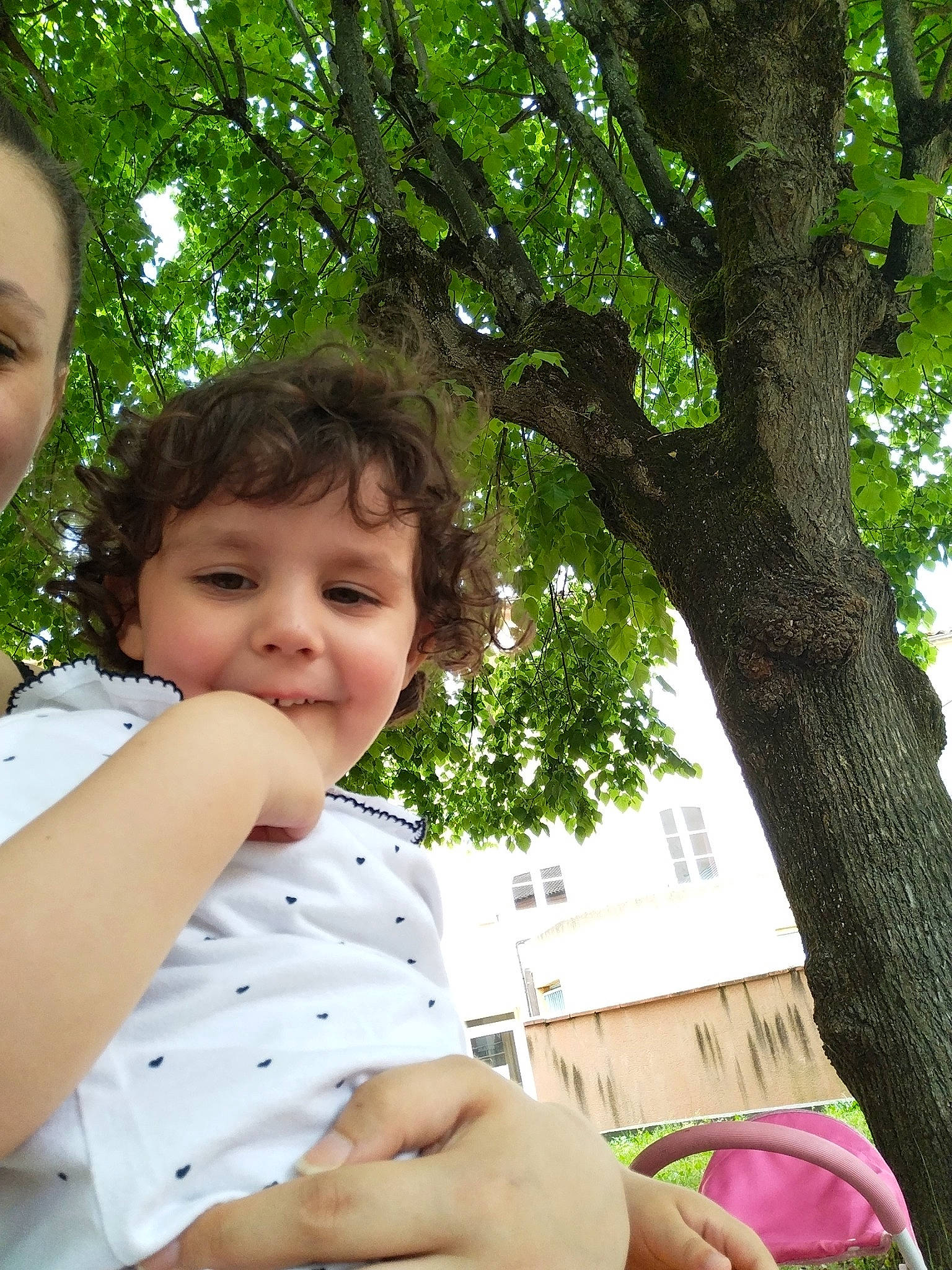 Emilia a rejoint le concours — aidez-le/la à gagner de superbes lots ! baby, baby_toddler_clothing, botany, facial_expression, finger, gesture, grass, green, hand, happy, joy, leaf, leisure, lip, people_in_nature, person, plant, recreation, skin, smile