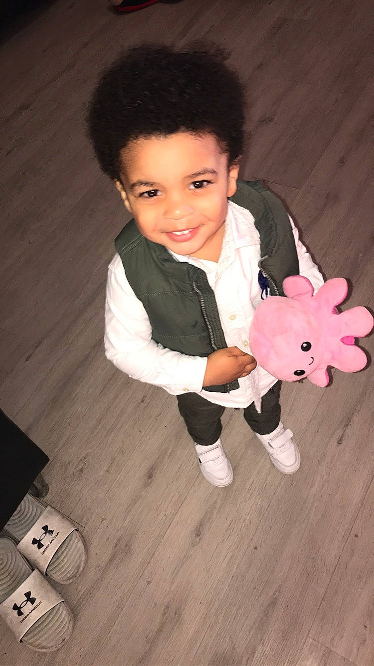 Mael a rejoint le concours — aidez-le/la à gagner de superbes lots ! arm, baby_toddler_clothing, child, finger, flash_photography, flooring, hairstyle, hand, happy, hardwood, joy, leg, person, petal, skin, smile, sock, thumb, toddler, toy