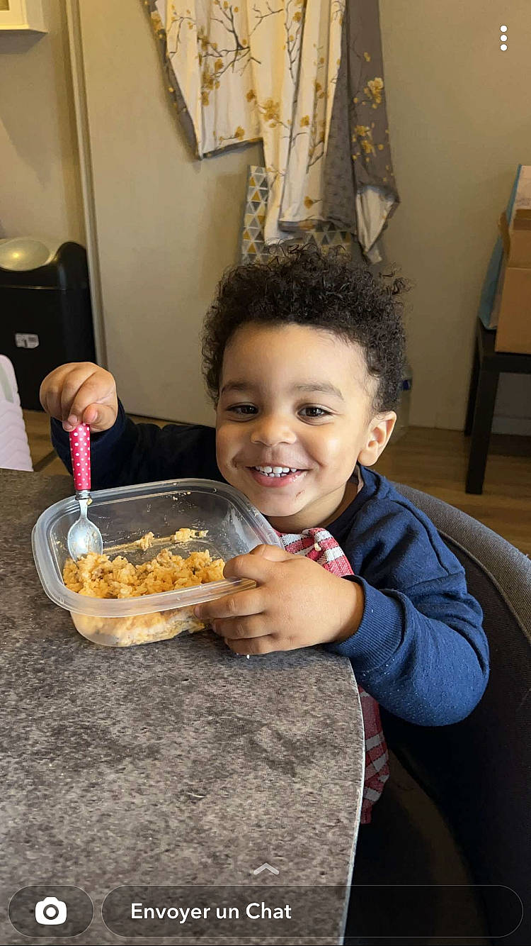 Mael a rejoint le concours — aidez-le/la à gagner de superbes lots ! baking, biting, bowl, chair, child, comfort_food, cooking, cuisine, curtain, dish, food, food_craving, happy, ingredient, joy, junk_food, person, recipe, smile, sweetness