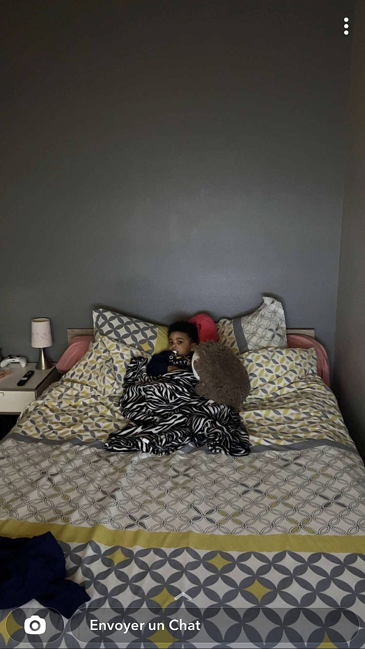 Mael participe au concours pour gagner de l'argent avec cette photo : bed, bed_frame, bed_sheet, bedding, bedroom, blanket, building, comfort, duvet_cover, floor, flooring, hardwood, house, leisure, linens, mattress, pattern, person, room, textile