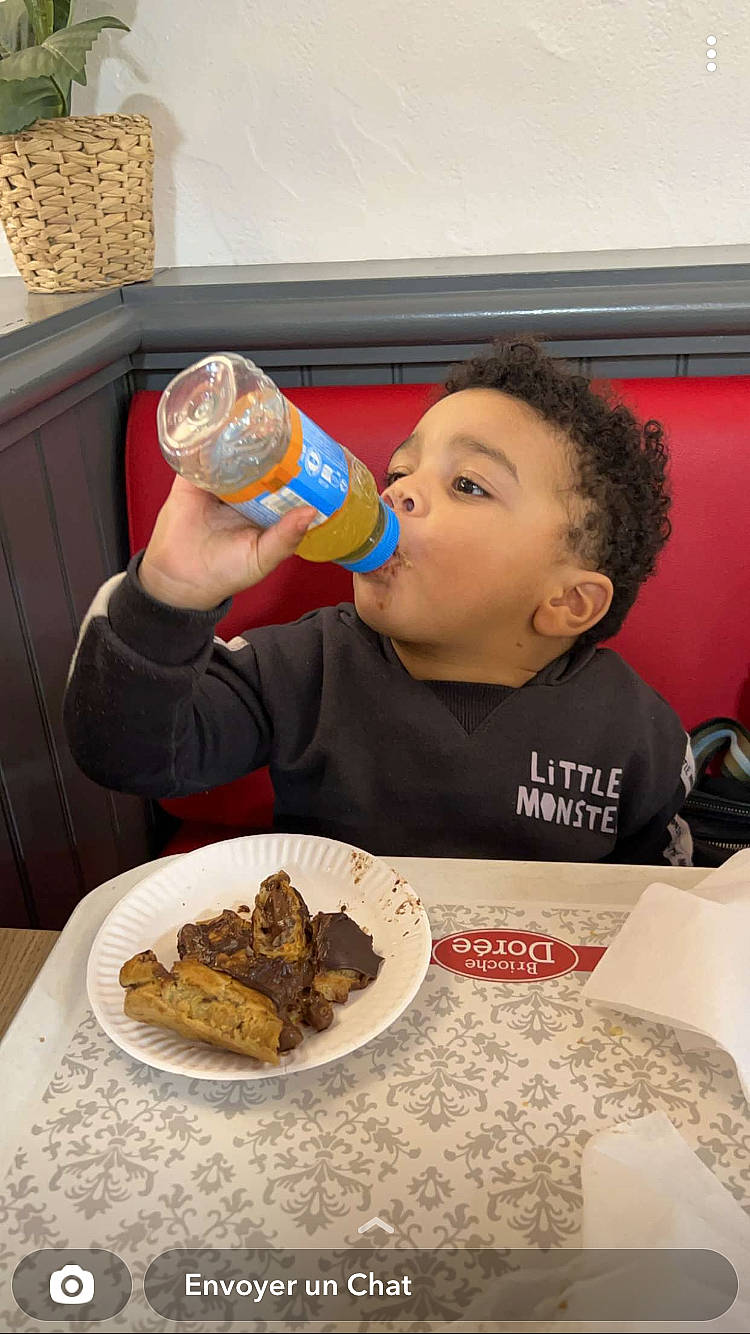 Mael participe au concours pour gagner de l'argent avec cette photo : bottle, chair, comfort_food, cuisine, dish, drinkware, event, fast_food, food, food_craving, ingredient, junk_food, person, plastic_bottle, plate, recipe, sharing, t_shirt, table, tableware