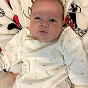 Naor participe au concours pour gagner de l'argent avec cette photo : baby, bedding, blanket, cheeks, cozy, cute, eyes, face, hand, indoor, infant, lying_down, newborn, onesie, patterned_blanket, portrait, shoulder, sleepy, soft_texture, staring