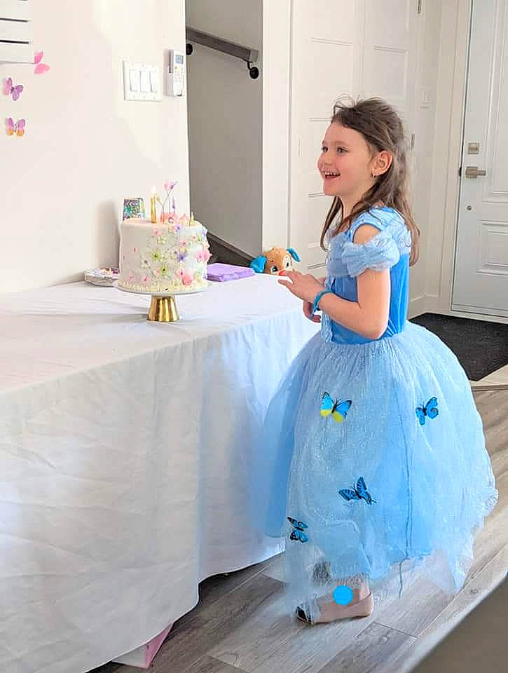 Sarah-maude a rejoint le concours — aidez-le/la à gagner de superbes lots ! child, clothing, costume, dress, furniture, joy, person, room, shoulder