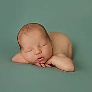 Léandro participe au concours pour gagner de l'argent avec cette photo : newborn, baby, sleeping, infant, portrait, peaceful, soft_skin, closeup, resting, head, arms, naked, background, studio, cute, small, tender, calm, child, peace
