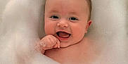 Maël a rejoint le concours — aidez-le/la à gagner de superbes lots ! baby, bath, bubbles, foam, smile, happy, child, cute, water, skin, face, infant, hand, head, wet, young, joy, relax, clean, person