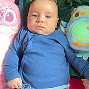 Milhan a rejoint le concours — aidez-le/la à gagner de superbes lots ! baby, blue_onesie, plush_toy, pink_toy, blue_toy, blanket, infant, lying_down, indoor, cute, child, pacifier, soft_toys, cozy, portrait, one_person, young_child, baby_clothes, face, expression