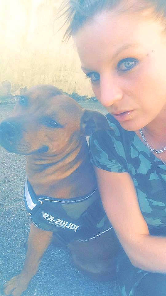 Leiko participe au concours pour gagner de l'argent avec cette photo : arm, black_hair, blond, blue, cheek, ear, face, fun, girl, human_hair_color, lip, long_hair, mouth, neck, nose, person, selfie, skin, smile, snout