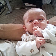 Nael a rejoint le concours — aidez-le/la à gagner de superbes lots ! arm, baby, bed, child, cute, expression, face, hand, indoor, infant, lying_down, newborn, onesie, pacifier, person, skin, sleepwear, soft_lighting, support, teddy_bear_pattern