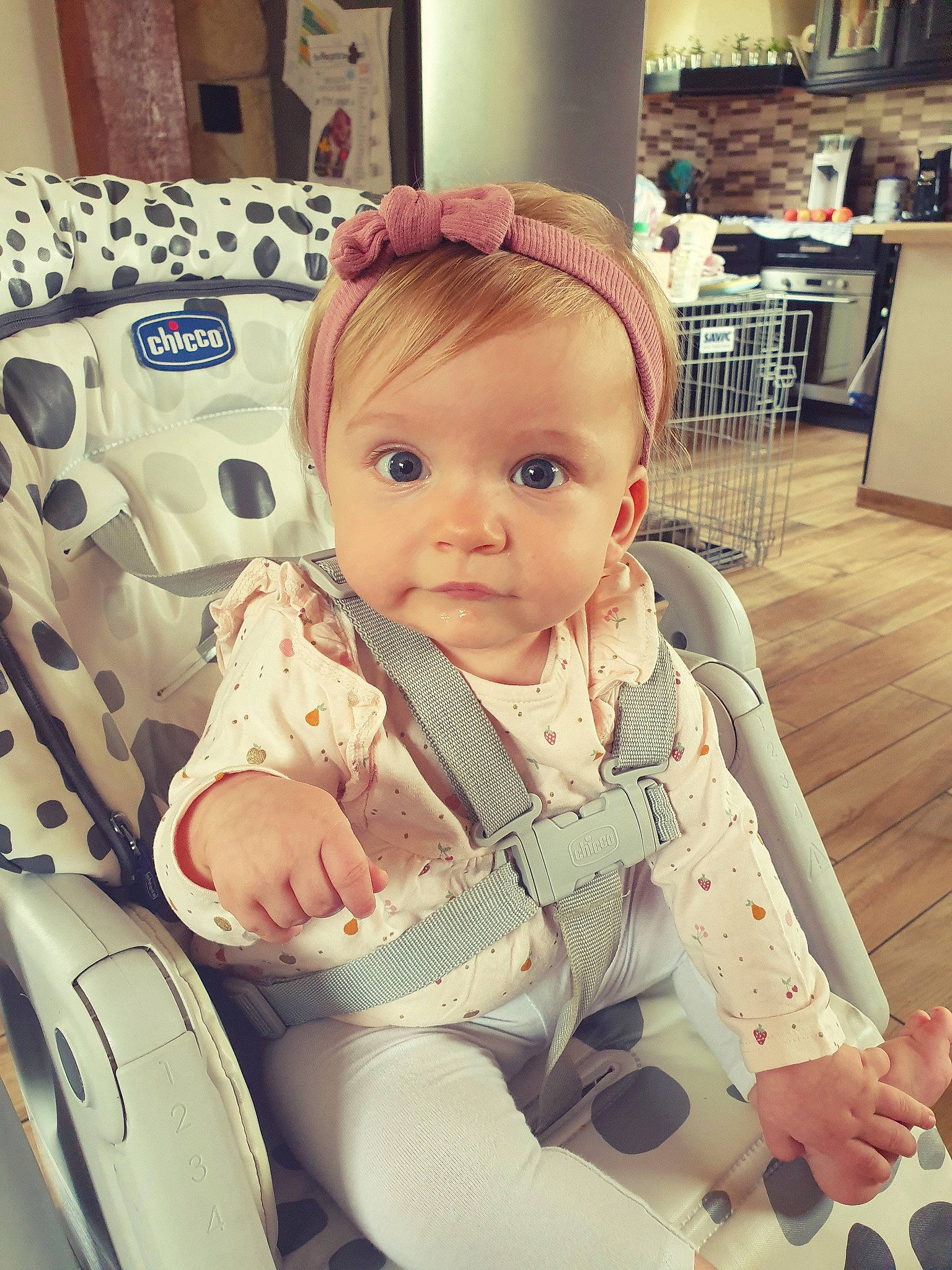 Ambre a rejoint le concours — aidez-le/la à gagner de superbes lots ! baby, baby_carriage, baby_products, baby_safety, baby_toddler_clothing, car_seat, chair, cheek, child, comfort, cool, hairstyle, happy, lap, mouth, pattern, person, sitting, skin, sleeve