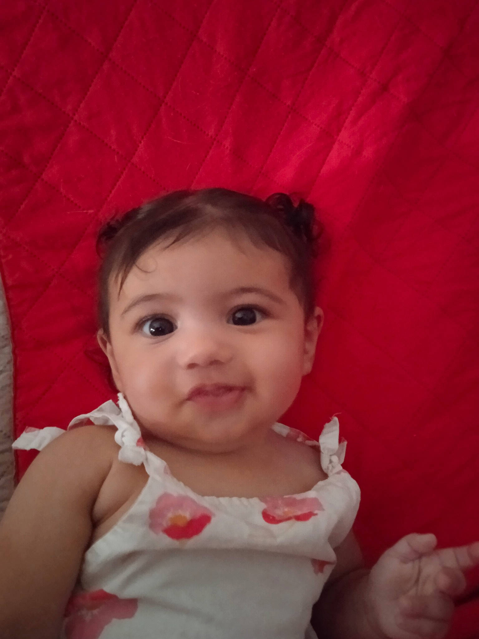 Alina participe au concours pour gagner de l'argent avec cette photo : arm, cheek, chin, dress, eyebrow, eyelash, hand, happy, human_body, iris, joint, lip, mouth, neck, nose, person, shoulder, skin, sleeve, smile