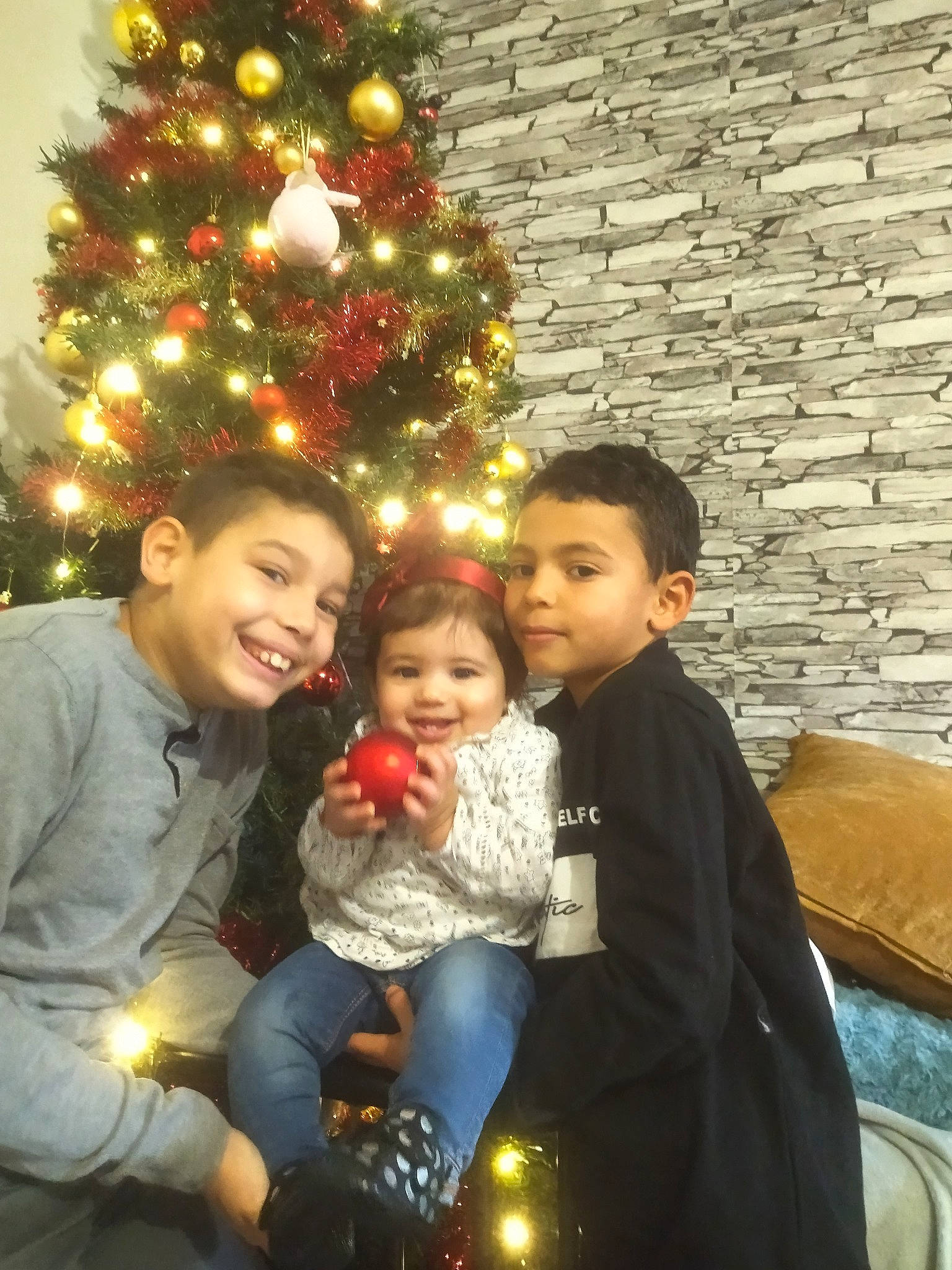 Alina participe au concours pour gagner de l'argent avec cette photo : child, christmas_decoration, christmas_eve, christmas_ornament, christmas_tree, event, evergreen, fun, hairstyle, happy, holiday, holiday_ornament, human_body, joy, organ, ornament, people, person, smile, toddler