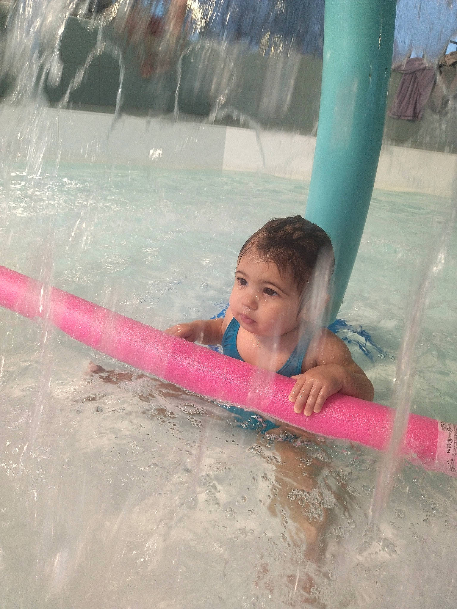 Alina a rejoint le concours — aidez-le/la à gagner de superbes lots ! bathing, body_of_water, child, chute, fun, happy, leisure, leisure_centre, nonbuilding_structure, outdoor_play_equipment, outdoor_recreation, person, play, recreation, smile, toddler, vacation, water, water_park, wave