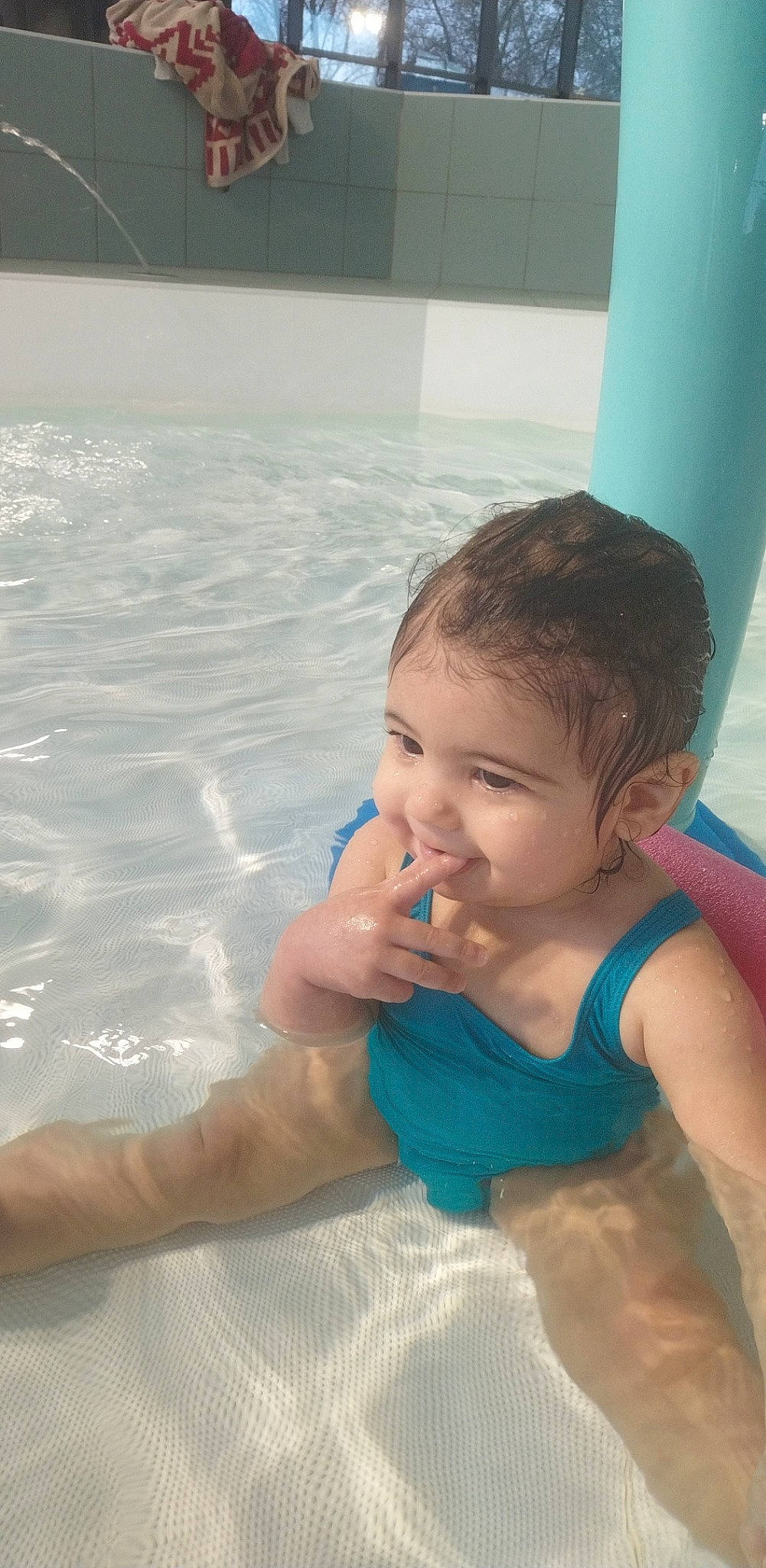 Alina participe au concours pour gagner de l'argent avec cette photo : arm, azure, baby, bathing, chest, eye, face, finger, fun, gesture, hand, happy, human_body, joint, leisure, person, recreation, skin, swimming_pool, toddler