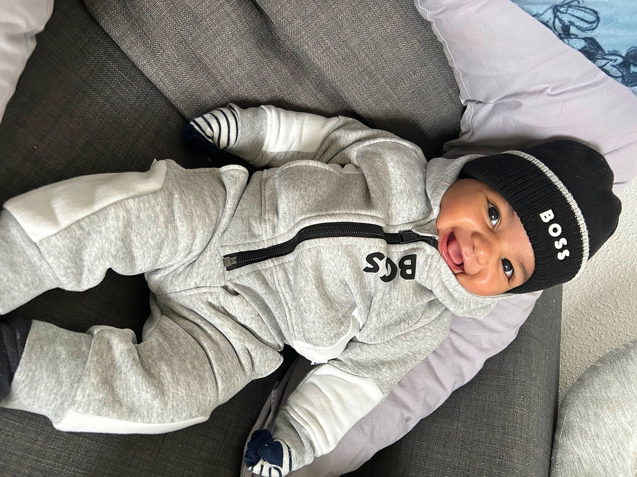 Leeroy a rejoint le concours — aidez-le/la à gagner de superbes lots ! baby, baby_toddler_clothing, carmine, child, comfort, elbow, happy, headwear, human_body, human_leg, knee, linens, monochrome, monochrome_photography, nap, person, room, sitting, sleep, sleeve