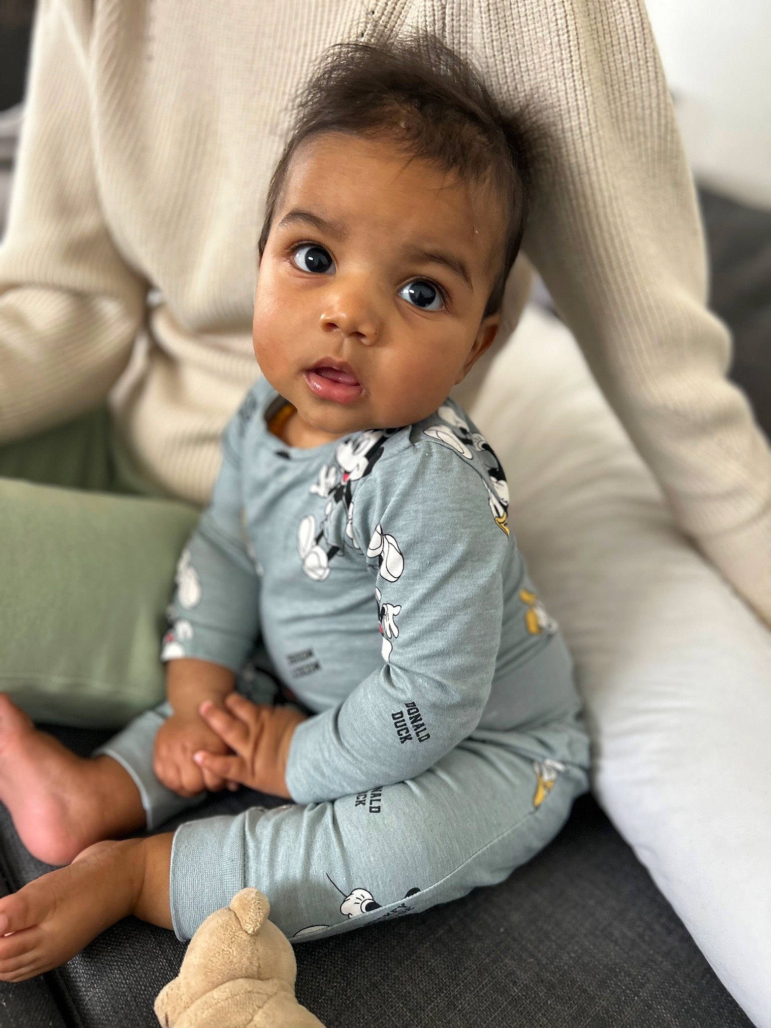 Leeroy a rejoint le concours — aidez-le/la à gagner de superbes lots ! baby_toddler_clothing, cheek, chin, comfort, eye, face, finger, gesture, hair, hairstyle, hand, happy, head, iris, leg, lip, nose, person, skin, sleeve