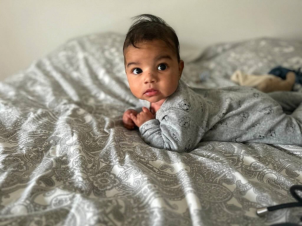 Leeroy participe au concours pour gagner de l'argent avec cette photo : baby, bedding, child, comfort, flash_photography, floor, flooring, fur, grey, hardwood, linens, monochrome, monochrome_photography, pattern, person, portrait_photography, room, sitting, sleeve, toddler
