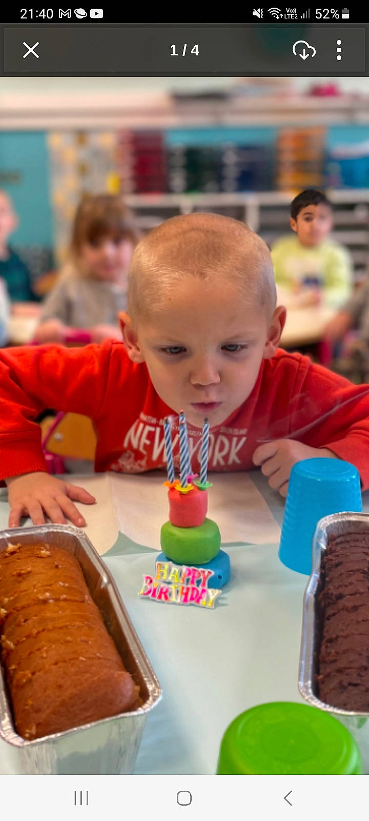 Jimmy a rejoint le concours — aidez-le/la à gagner de superbes lots ! baked_goods, baking, blurred, cake, cake_decorating, chair, child, cooking, dessert, event, food, fun, green, icing, leisure, person, plate, sweetness, t_shirt, table