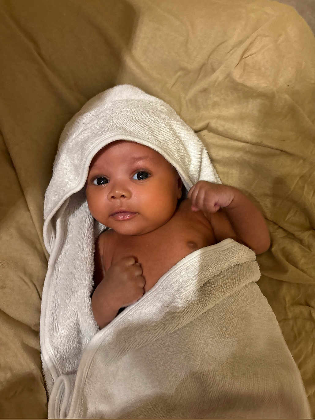 Keyron a rejoint le concours — aidez-le/la à gagner de superbes lots ! baby, towel, hood, blanket, infant, skin, face, eyes, fist, wrapped, soft, cute, newborn, lying, clothing, person, portrait, indoors, expression, child