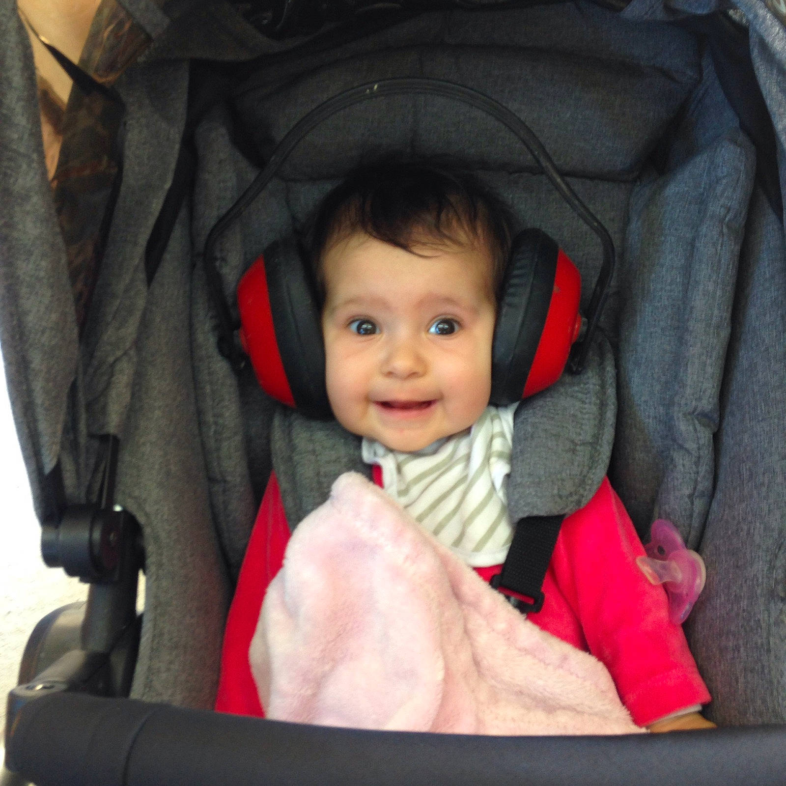 Anaïa participe au concours pour gagner de l'argent avec cette photo : baby, baby_carriage, baby_carrier, baby_in_car_seat, baby_products, car_seat, cheek, child, comfort, eye, joy, person, product, toddler