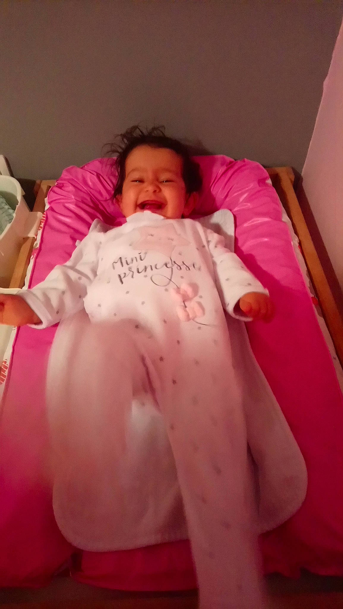 Anaïa participe au concours pour gagner de l'argent avec cette photo : abdomen, baby, bedtime, birth, cheek, child, finger, furniture, leg, mouth, person, pink, skin, textile, thumb, toddler