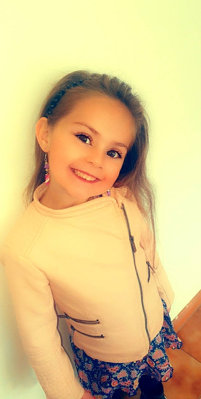 Flavie participe au concours pour gagner de l'argent avec cette photo : arm, black_hair, eyebrow, eyelash, face, fashion_design, flash_photography, gesture, hair, happy, iris, joy, lip, makeover, neck, person, skin, sleeve, smile, street_fashion