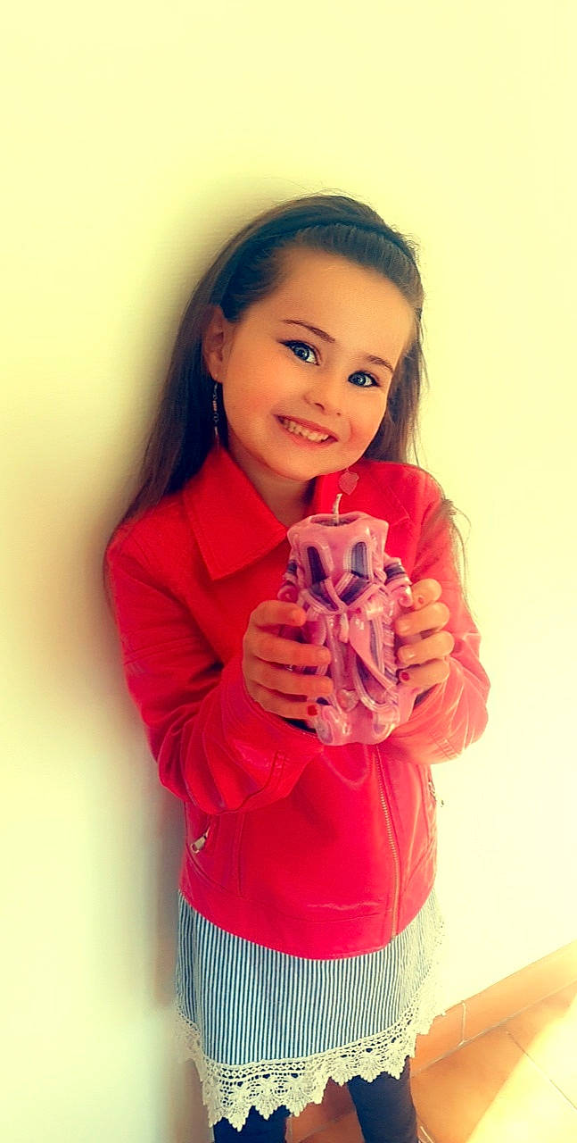 Léonie a rejoint le concours — aidez-le/la à gagner de superbes lots ! arm, clothing, dress, facial_expression, finger, flash_photography, gesture, hand, happy, human_body, joint, joy, neck, outerwear, person, pink, shoulder, skin, sleeve, smile