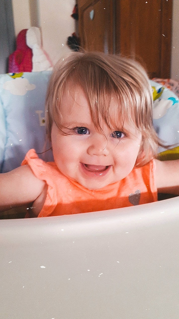 Lëna participe au concours pour gagner de l'argent avec cette photo : baby, baby_bathing, baby_toddler_clothing, bathing, cheek, child, eye, eyelash, finger, fun, happy, head, joy, laugh, leisure, person, pink, play, skin, smile