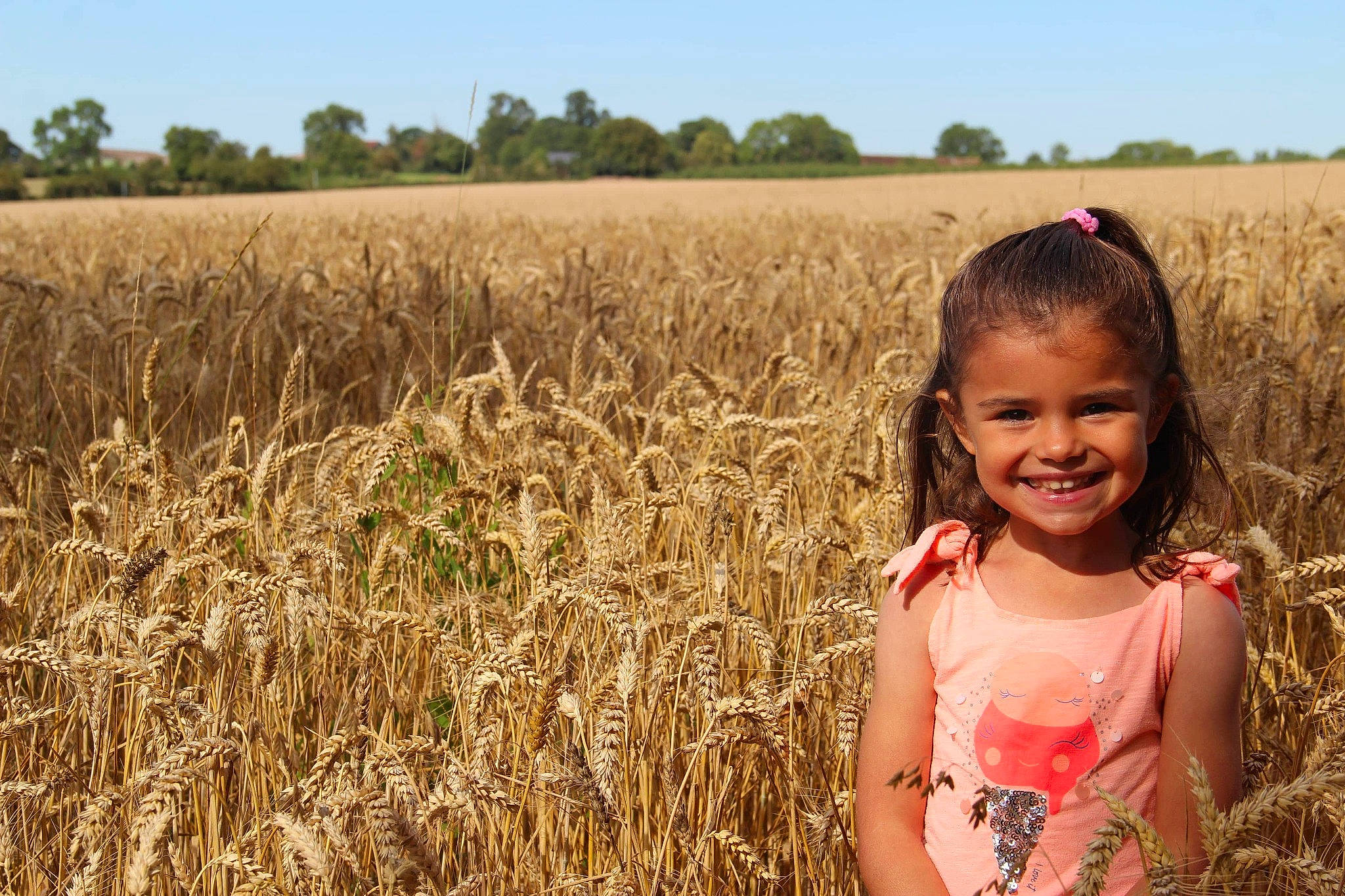 Ambre a rejoint le concours — aidez-le/la à gagner de superbes lots ! agriculture, baby_toddler_clothing, crop, day_dress, dress, farm, field, flowering_plant, food_grain, grass_family, grassland, joy, mouth, paddy_field, people_in_nature, person, plain, poales, prairie, rural_area