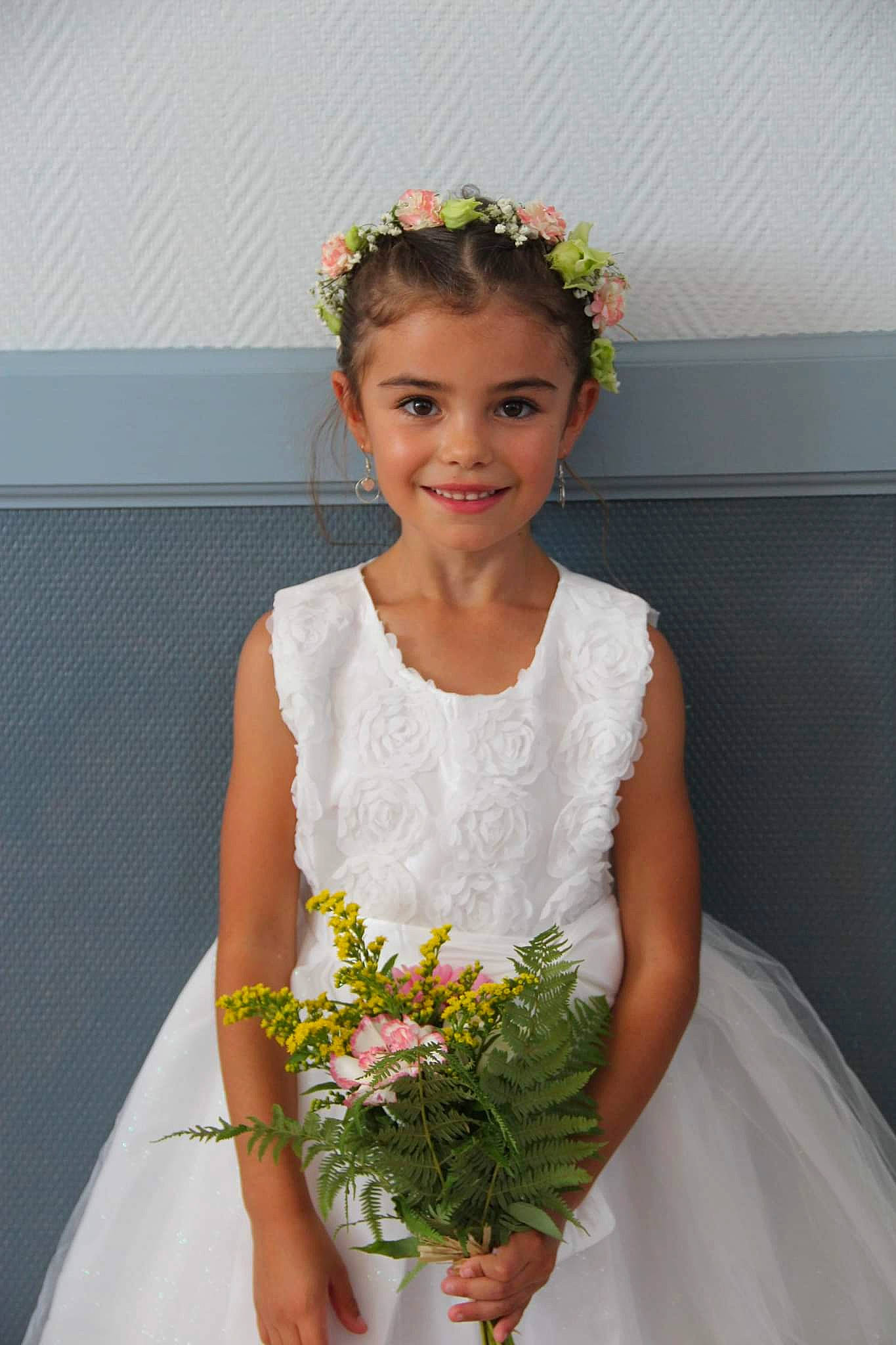 Ambre participe au concours pour gagner de l'argent avec cette photo : bridal_clothing, bride, dress, eye, flash_photography, flower, flower_arranging, flowerpot, gown, hair, hairstyle, happy, headpiece, iris, joy, necklace, person, petal, plant, smile