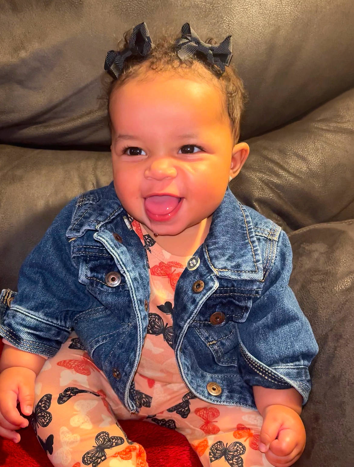 Journee is registered to the contest to win money with this photo: baby_toddler_clothing, cheek, cool, eye, finger, hairstyle, hand, happy, head, human_body, iris, leg, lip, mouth, nose, orange, organ, person, skin, sleeve