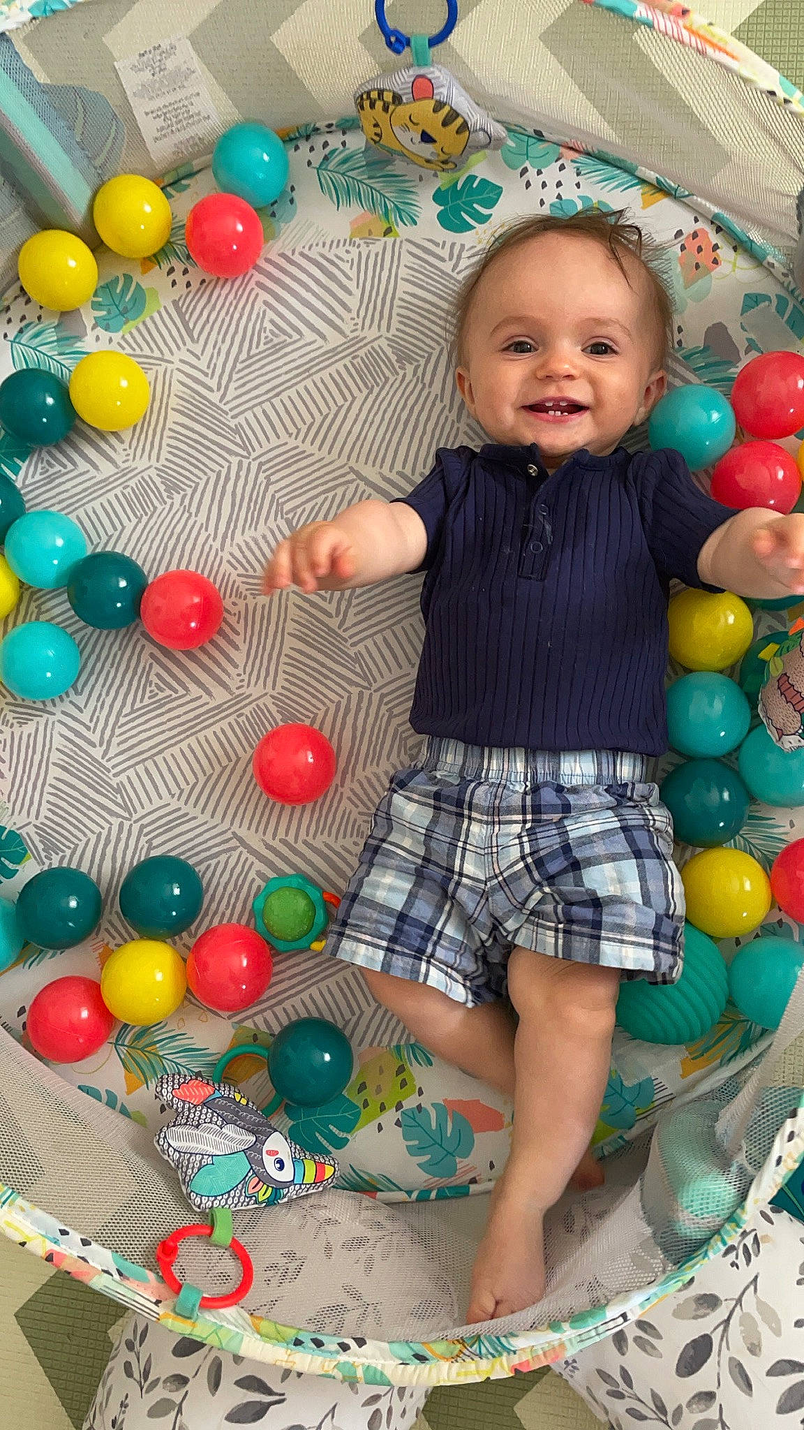 Maxton is registered to the contest to win money with this photo: arm, baby_toddler_clothing, black, blue, child, fun, green, hand, happy, leg, leisure, person, photograph, public_space, shirt, shorts, smile, t_shirt, textile, toddler