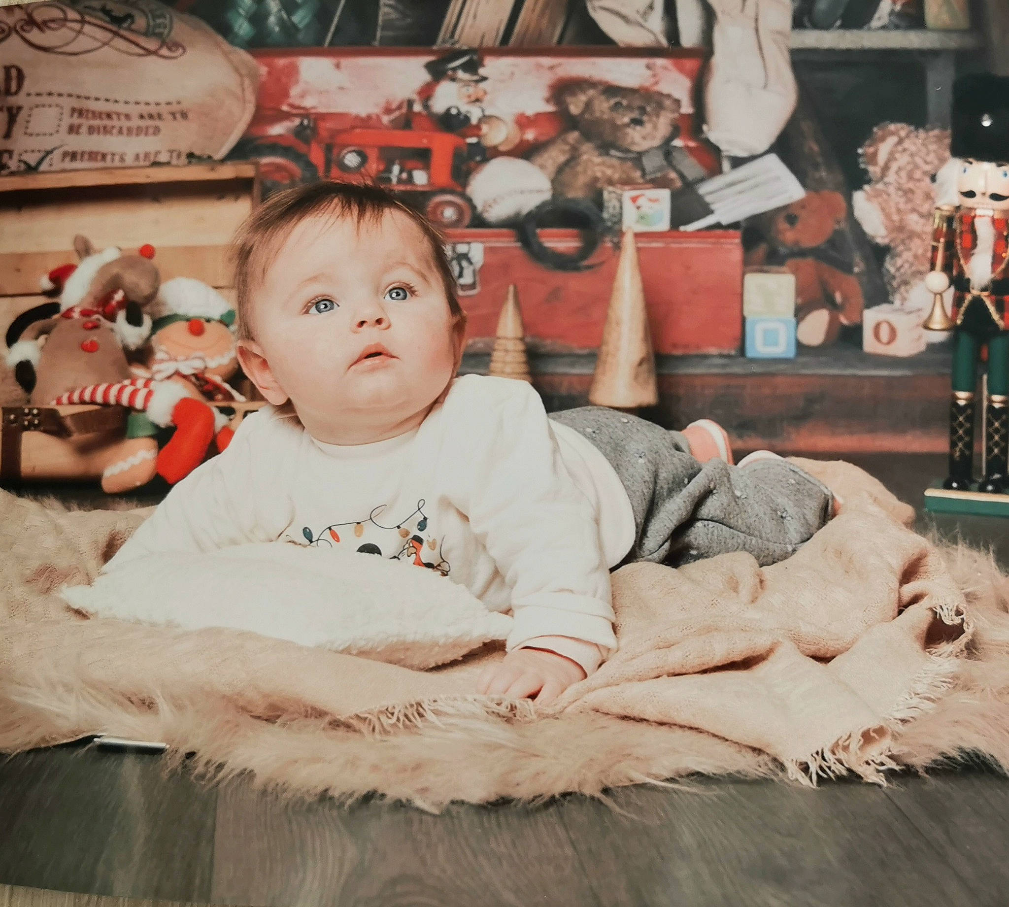 Alba a rejoint le concours — aidez-le/la à gagner de superbes lots ! baby, baby_toddler_clothing, child, comfort, flooring, fun, fur, happy, linens, pattern, person, portrait_photography, room, sitting, sleeve, t_shirt, textile, throw_pillow, toddler, vintage_clothing