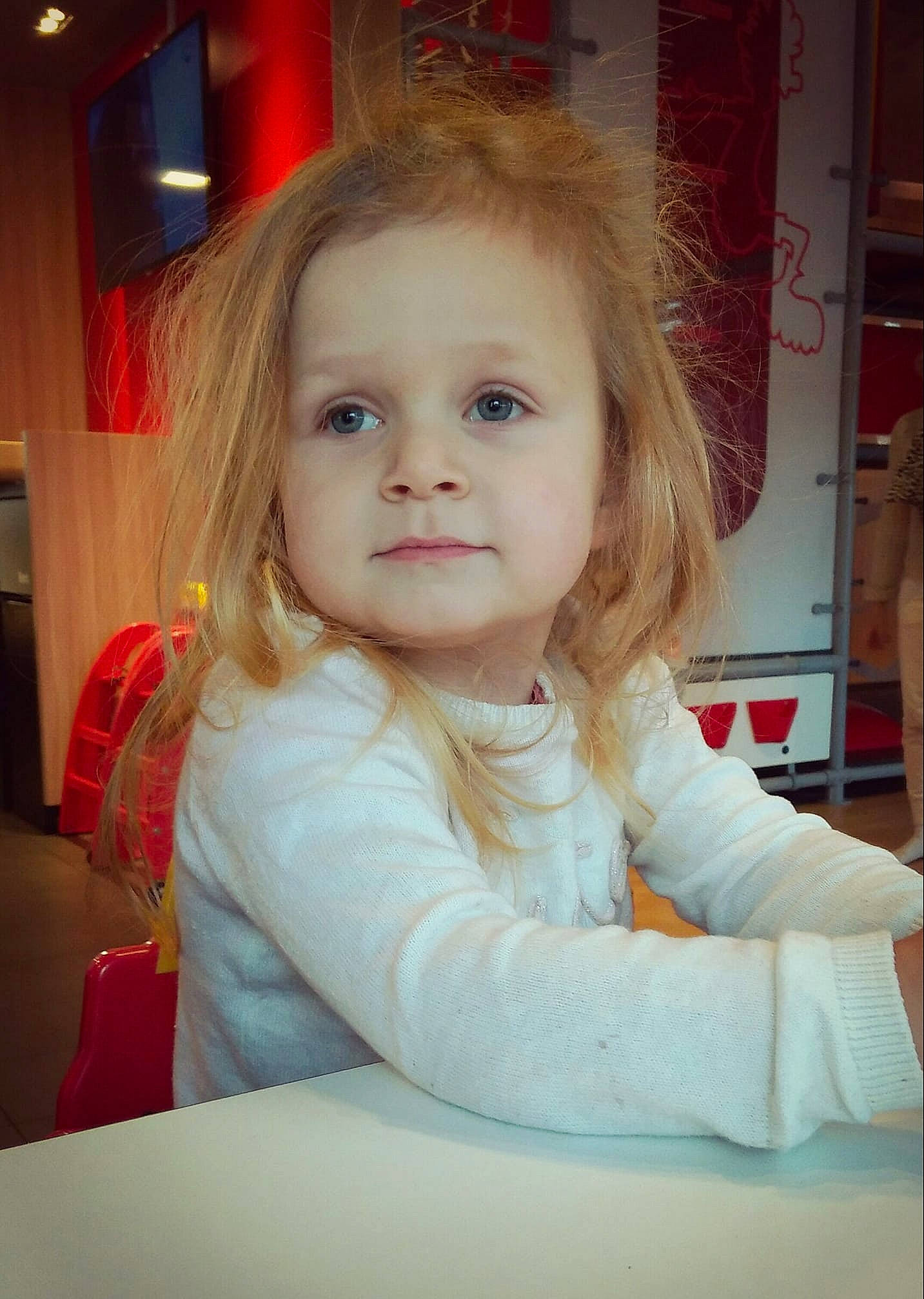 Lyana participe au concours pour gagner de l'argent avec cette photo : blond, cheek, child, chin, eye, face, fun, girl, hair, hairstyle, head, human_hair_color, infant, iris, nose, organ, person, sitting, skin, smile