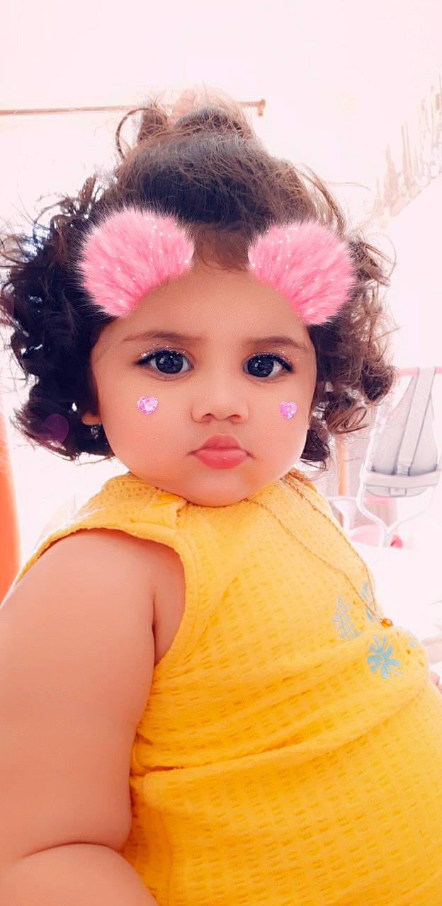 Ayianna a rejoint le concours — aidez-le/la à gagner de superbes lots ! brown_hair, cheek, child, child_model, ear, eyelash, face, fashion_accessory, forehead, hair, hair_accessory, hair_tie, hairstyle, head, headband, headgear, headpiece, lip, person, pink