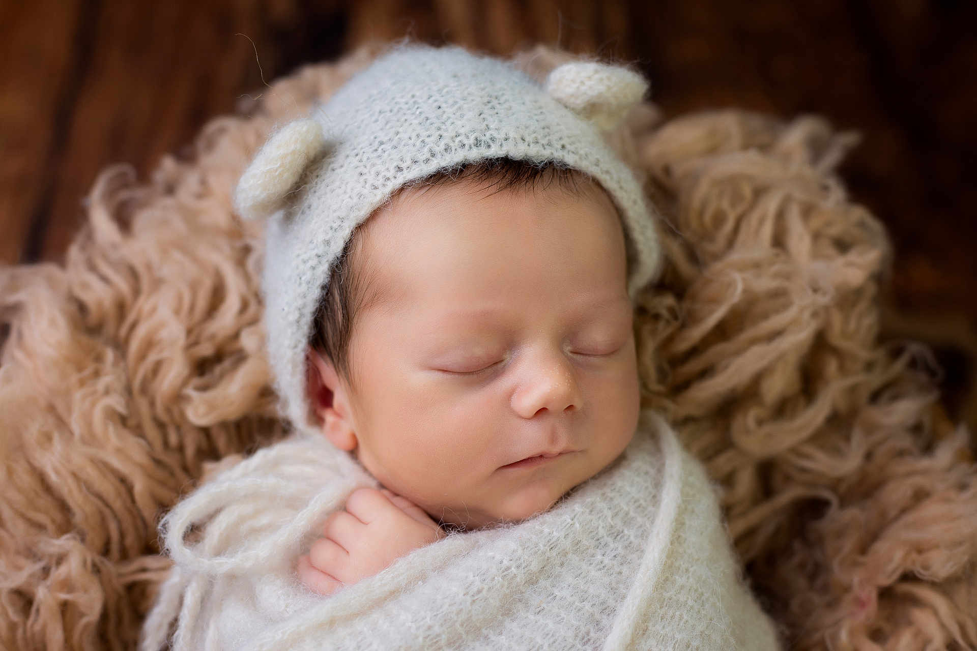 Edgar a rejoint le concours — aidez-le/la à gagner de superbes lots ! newborn, baby, sleeping, knit_hat, wrapped, blanket, soft_texture, cozy, brown_background, cute, peaceful, infant, portrait, closeup, headwear, hands, resting, warm, fluffy, child