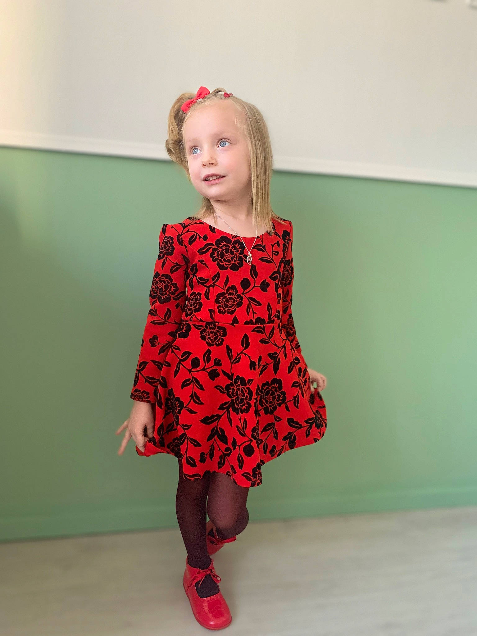 Inès participe au concours pour gagner de l'argent avec cette photo : baby_toddler_clothing, day_dress, dress, electric_blue, event, face, fashion_design, formal_wear, human_leg, knee, leg, magenta, neck, one_piece_garment, pattern, person, shoulder, sleeve, thigh, toddler