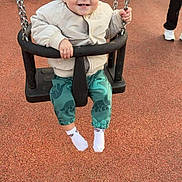 Ayden a rejoint le concours — aidez-le/la à gagner de superbes lots ! baby, child, footwear, grass, happy, jacket, metal_chain, outdoor, pants, person, playground, playground_surface, sitting, smile, socks, swing, swing_chain, swing_seat, toddler, trees