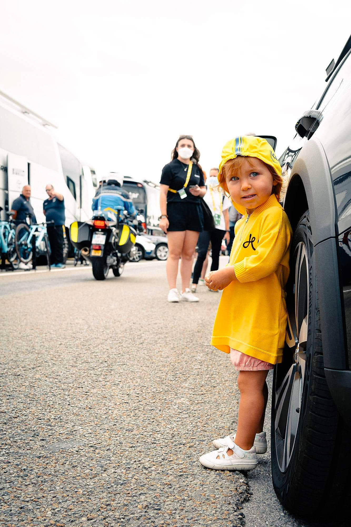 Maylee participe au concours pour gagner de l'argent avec cette photo : asphalt, automotive_design, automotive_exterior, automotive_lighting, automotive_tire, automotive_wheel_system, car, electric_blue, event, fender, headwear, land_vehicle, motor_vehicle, person, rim, rolling, shorts, sunglasses, tire, vehicle