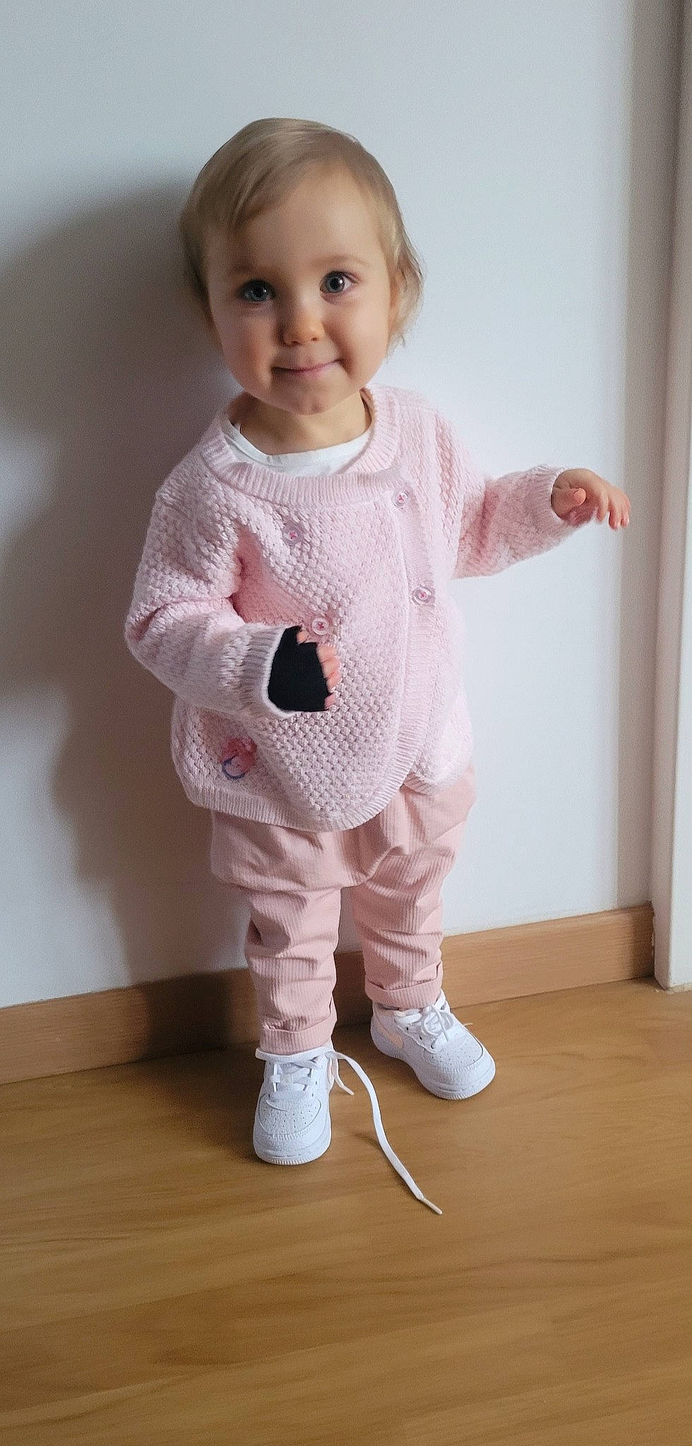 Maylee participe au concours pour gagner de l'argent avec cette photo : baby, baby_toddler_clothing, cheek, child, face, floor, flooring, gesture, happy, joint, joy, leg, outerwear, pattern, person, sleeve, smile, standing, thumb, toddler