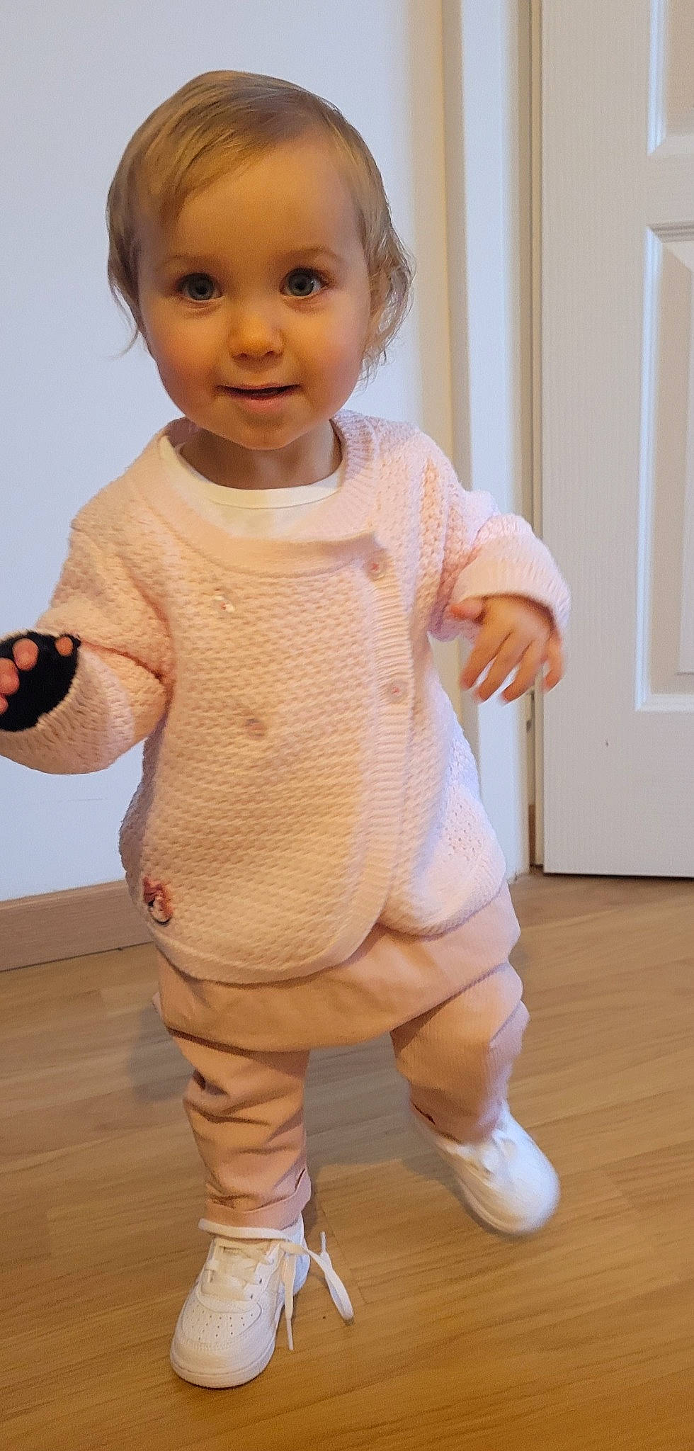 Maylee a rejoint le concours — aidez-le/la à gagner de superbes lots ! arm, baby, baby_toddler_clothing, cheek, child, flooring, gesture, happy, head, joint, nose, outerwear, pattern, person, skin, sleeve, smile, thumb, toddler, white